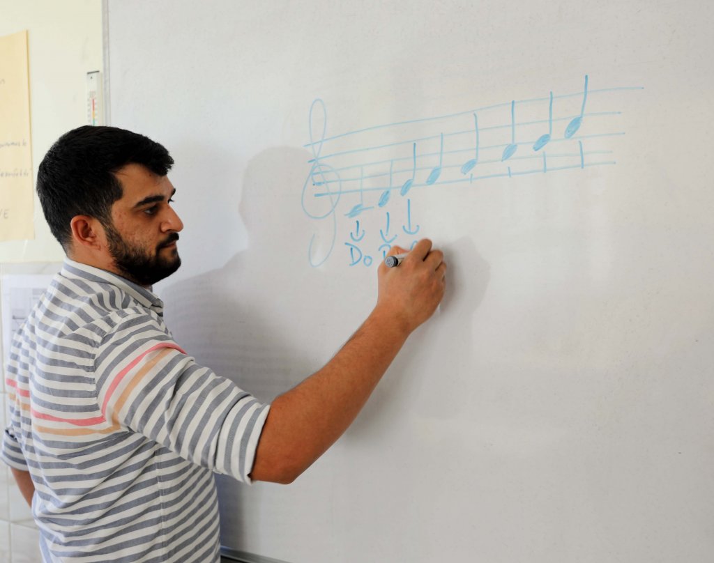 Öğretmen düğünde takılan altınlarını satıp öğrencisine televizyon aldı