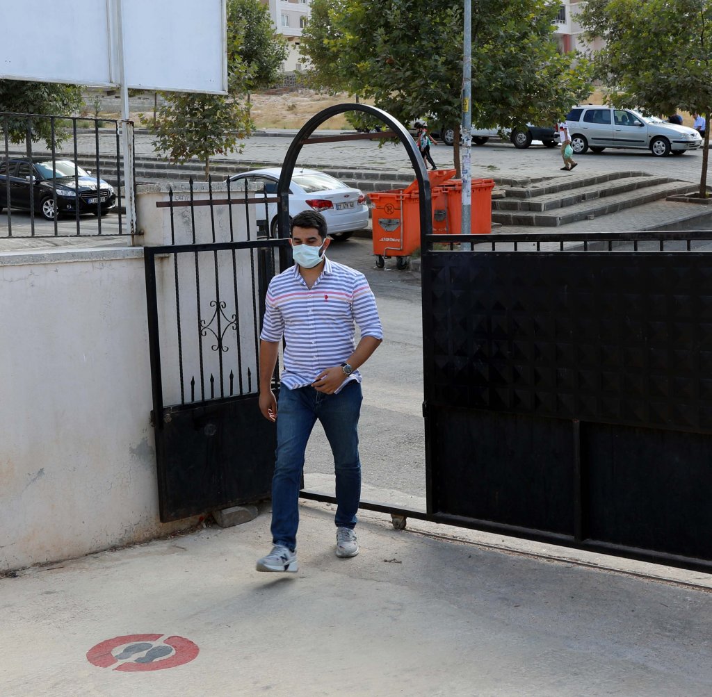 Öğretmen düğünde takılan altınlarını satıp öğrencisine televizyon aldı