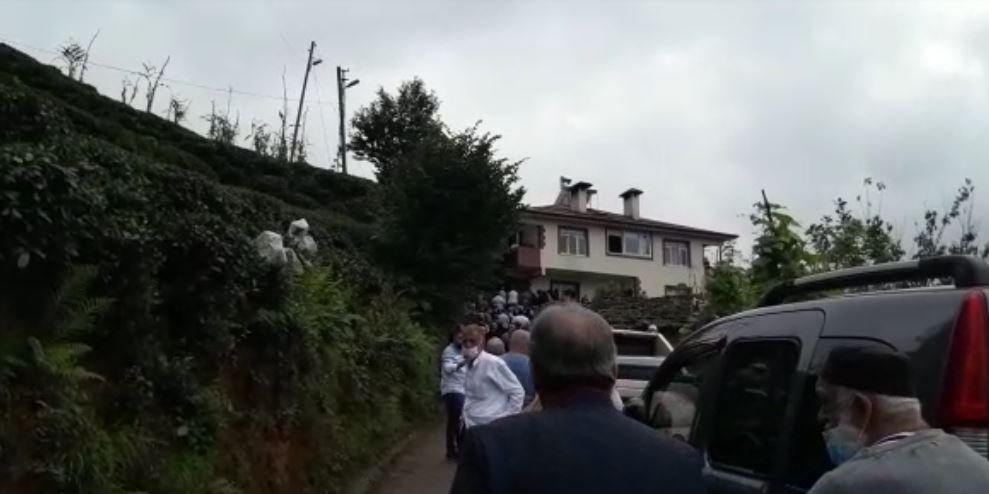 Trabzon'da iş makinesi üzerine devrilen ağaç, operatörü yaraladı, oğlunu öldürdü