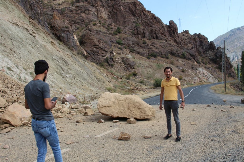 Dev kaya parçaları düşen Oltu- Artvin yolu ulaşıma kapandı