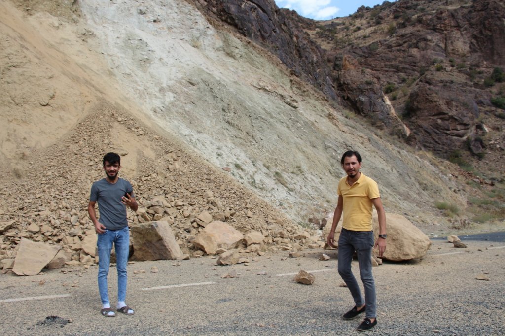 Dev kaya parçaları düşen Oltu- Artvin yolu ulaşıma kapandı