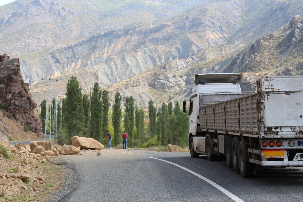 Dev kaya parçaları düşen Oltu- Artvin yolu ulaşıma kapandı