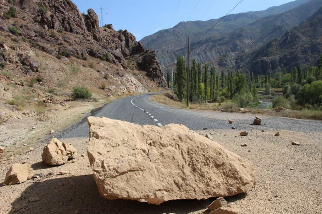 Dev kaya parçaları düşen Oltu- Artvin yolu ulaşıma kapandı