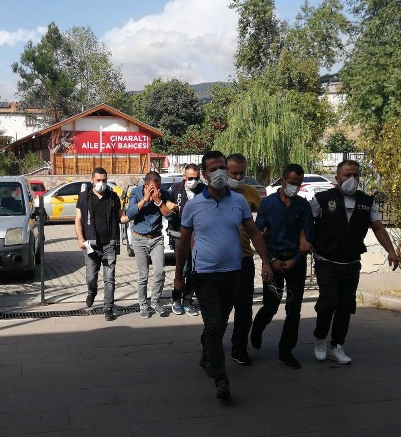 Babasını dolandıranları 2 yıl sonra yakalattı