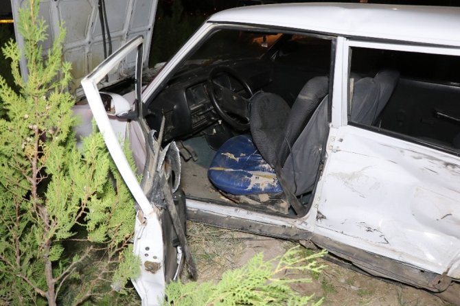 Aksaray'da servis minibüsü ile otomobilin çarpıştı 6 kişi yaralandı