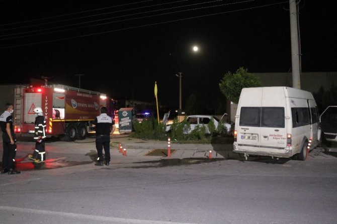Aksaray'da servis minibüsü ile otomobilin çarpıştı 6 kişi yaralandı