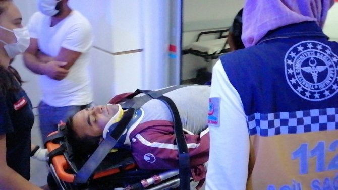 Aksaray'da servis minibüsü ile otomobilin çarpıştı 6 kişi yaralandı