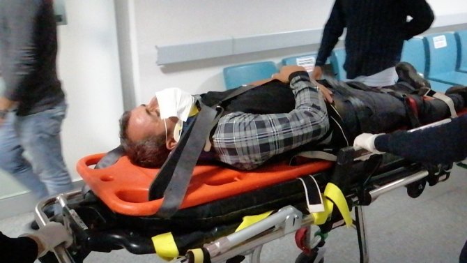 Aksaray'da servis minibüsü ile otomobilin çarpıştı 6 kişi yaralandı