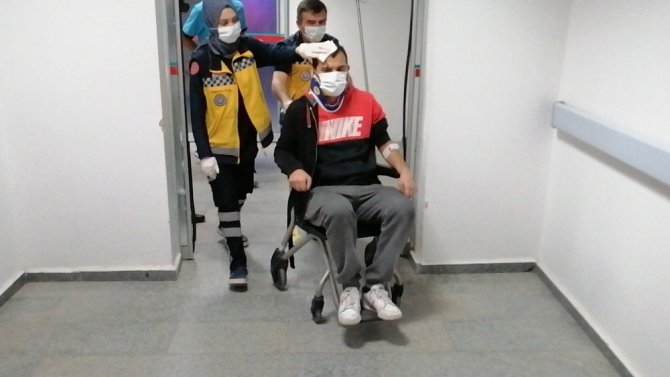 Aksaray'da servis minibüsü ile otomobilin çarpıştı 6 kişi yaralandı