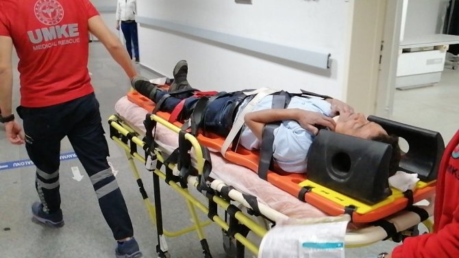 Aksaray'da servis minibüsü ile otomobilin çarpıştı 6 kişi yaralandı