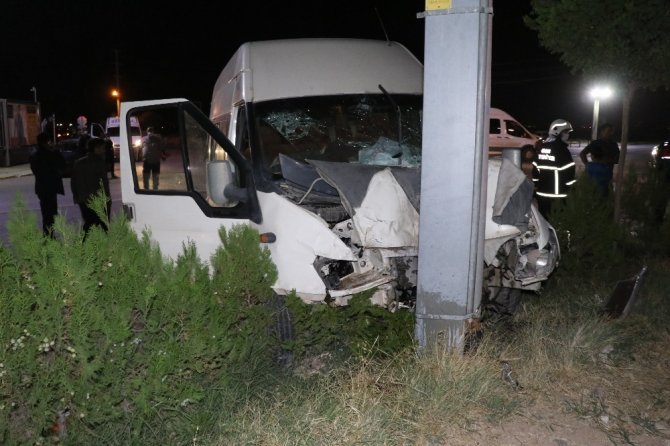 Aksaray'da servis minibüsü ile otomobilin çarpıştı 6 kişi yaralandı