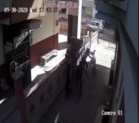 Genç kızdan cesaret dersi! Pencereden atlayarak hırsızları kovaladı