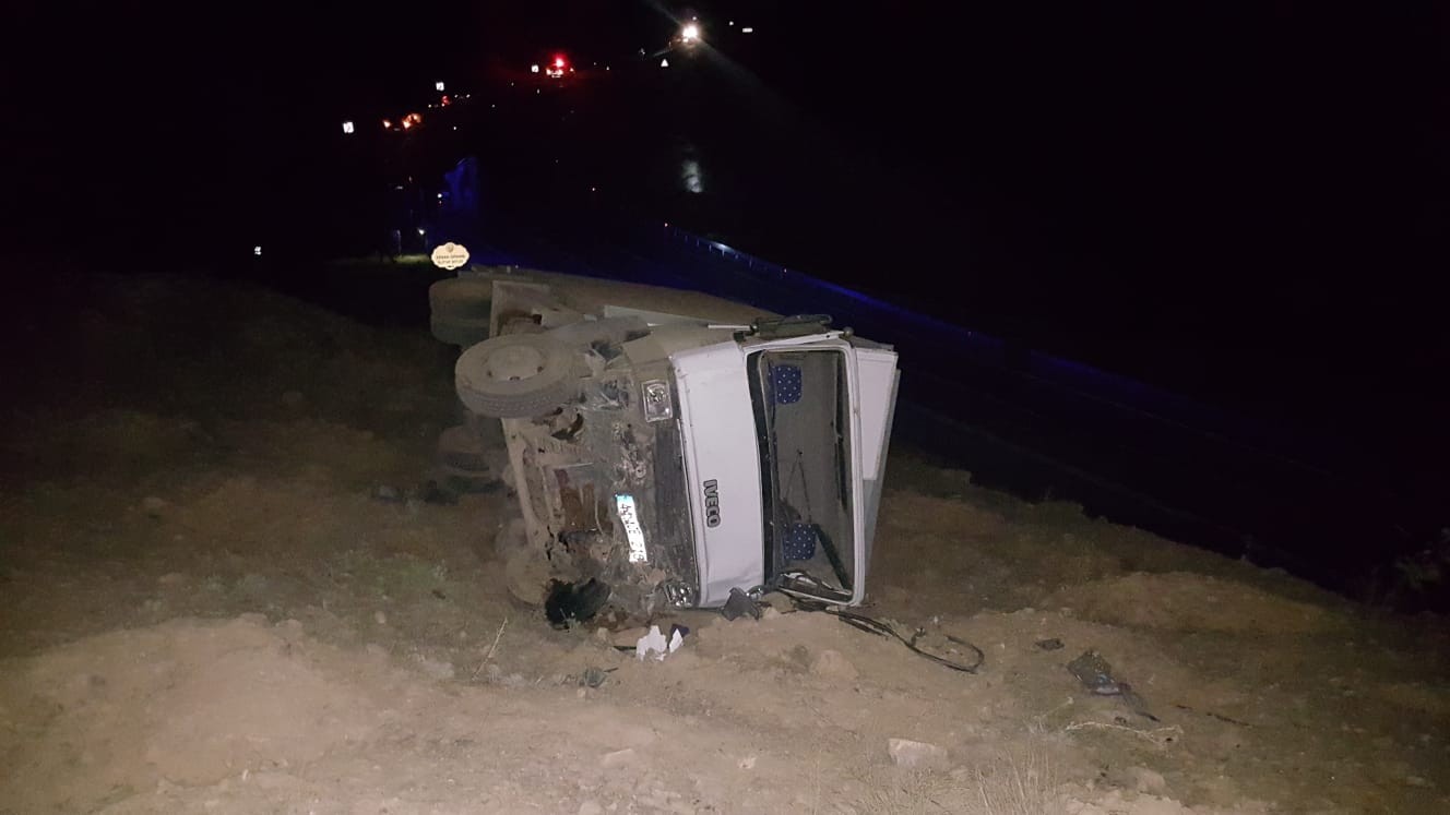 Kamyon kazasına desteğe giden itfaiye aracı devrildi!