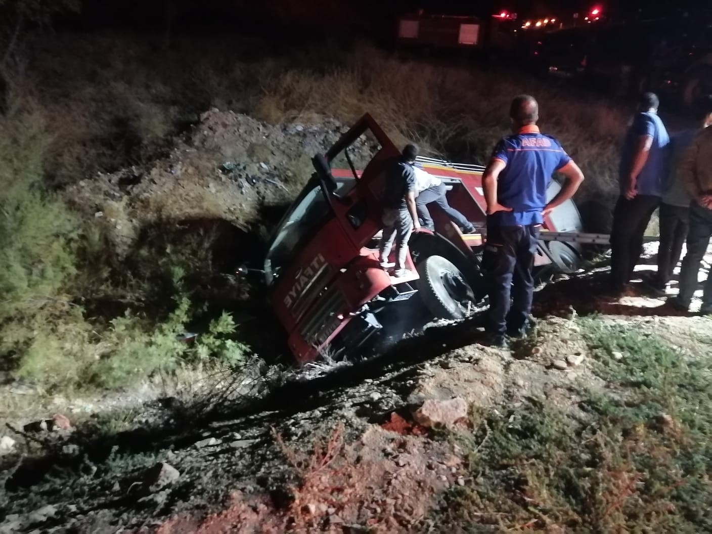 Kamyon kazasına desteğe giden itfaiye aracı devrildi!