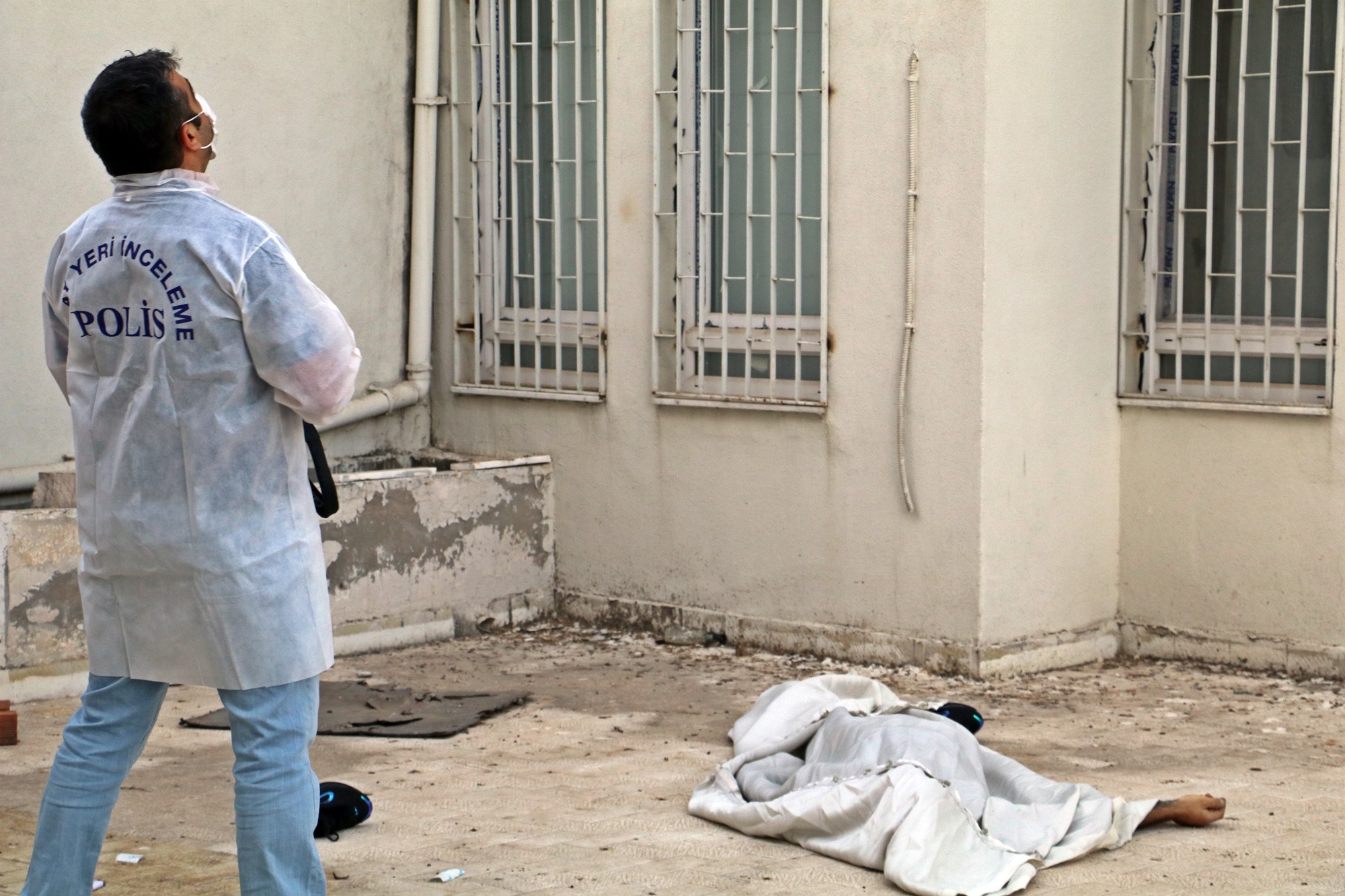 Vatandaşlar anten tamir ediyor zannetti! 5 katlı apartmanın çatısından atladı