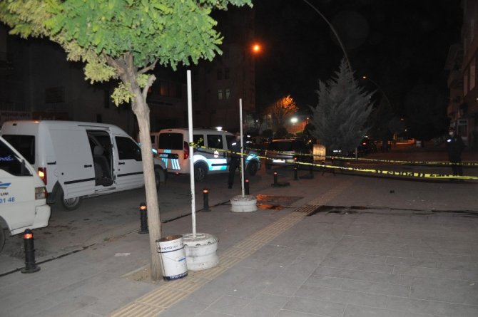 Karaman'da berberde sıra beklerken kör kurşunla yaralandı