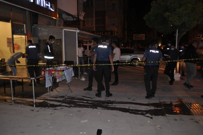 Karaman'da berberde sıra beklerken kör kurşunla yaralandı