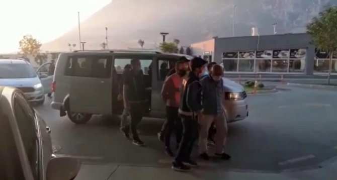 Manisa’da suç örgütü aileye operasyon: 8 kişi tutuklandı