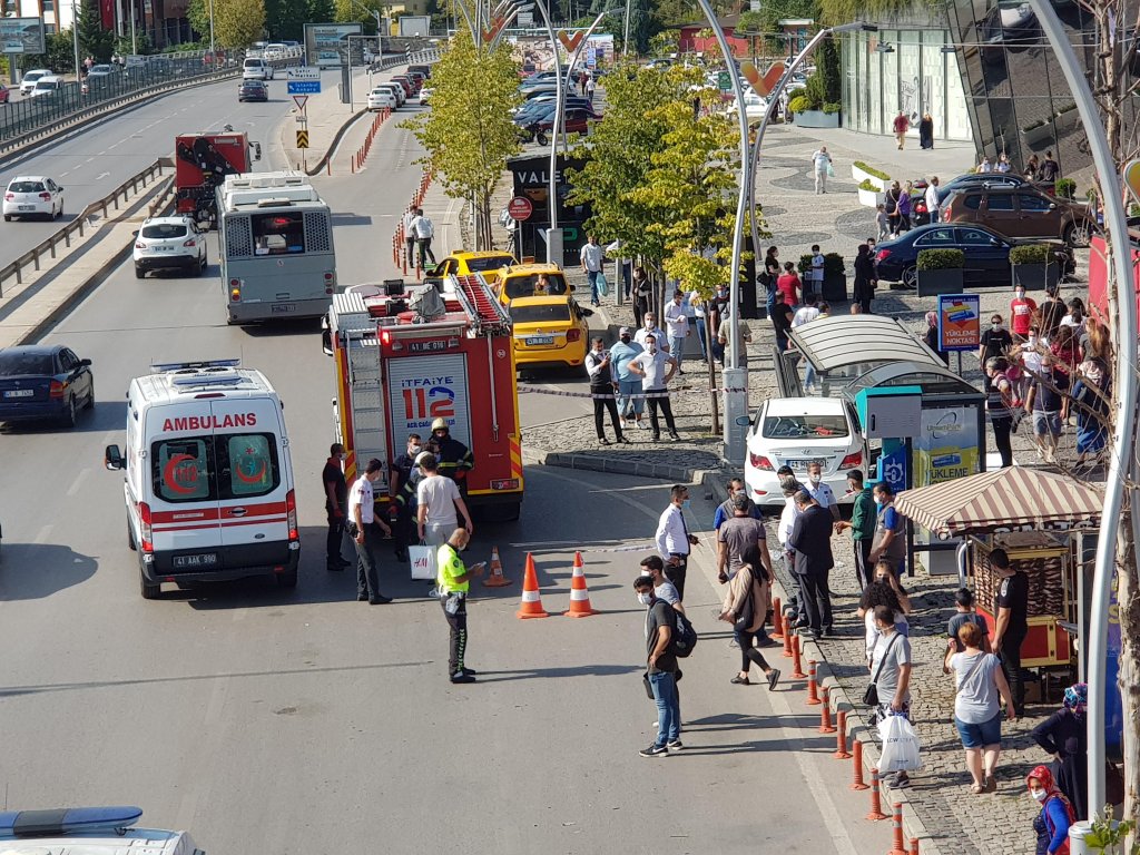 İzmit'te sürücü seyir halindeyken kalp krizi geçirip durağa çarptı: 4 yaralı