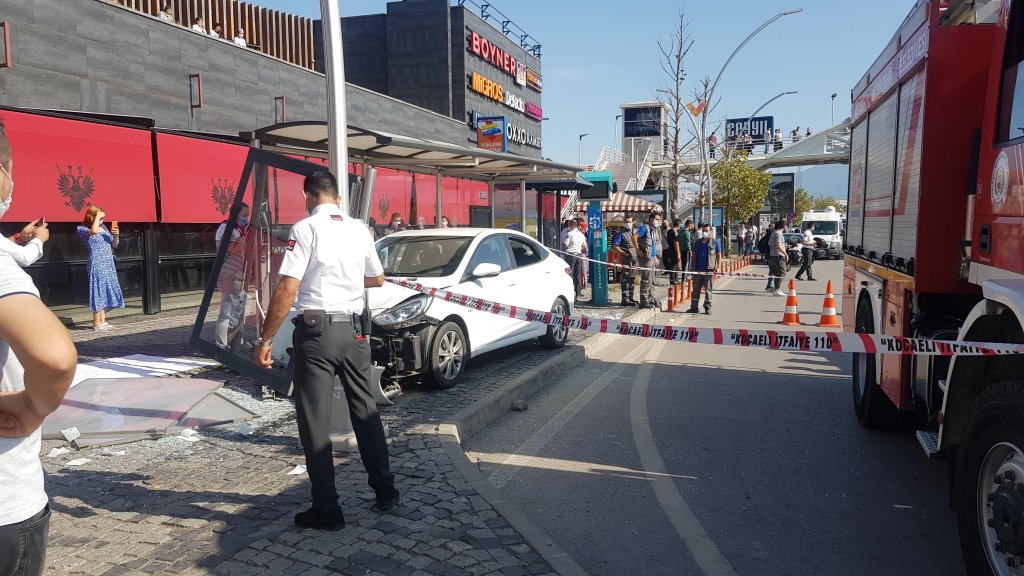 İzmit'te sürücü seyir halindeyken kalp krizi geçirip durağa çarptı: 4 yaralı