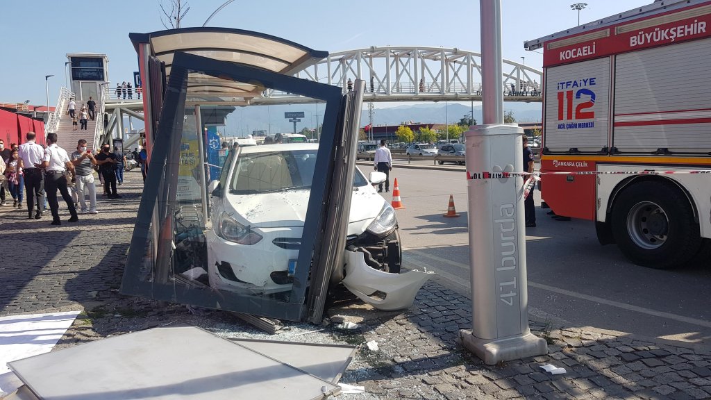 İzmit'te sürücü seyir halindeyken kalp krizi geçirip durağa çarptı: 4 yaralı