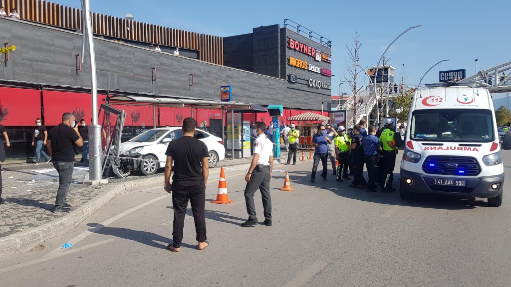İzmit'te sürücü seyir halindeyken kalp krizi geçirip durağa çarptı: 4 yaralı