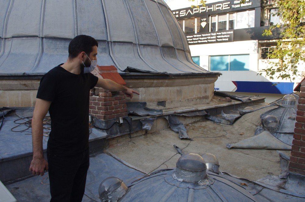 Kütahya'da tarihi hamamın çatısındaki kurşunlar çalındı 