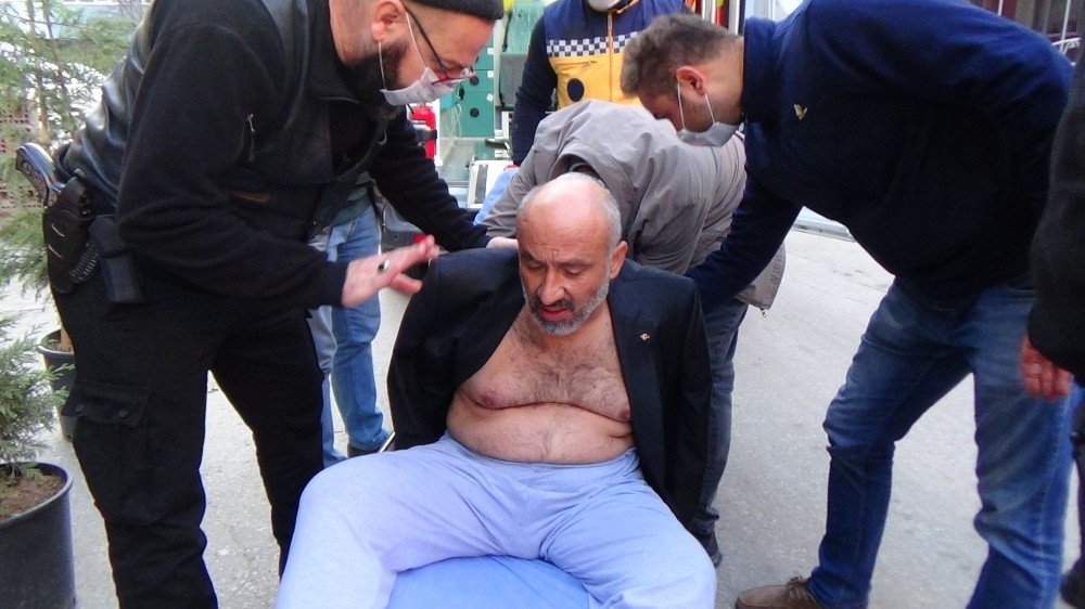 Psikiyatri kliniğinden kaçan adam, elindeki bıçakla dehşet saçtı