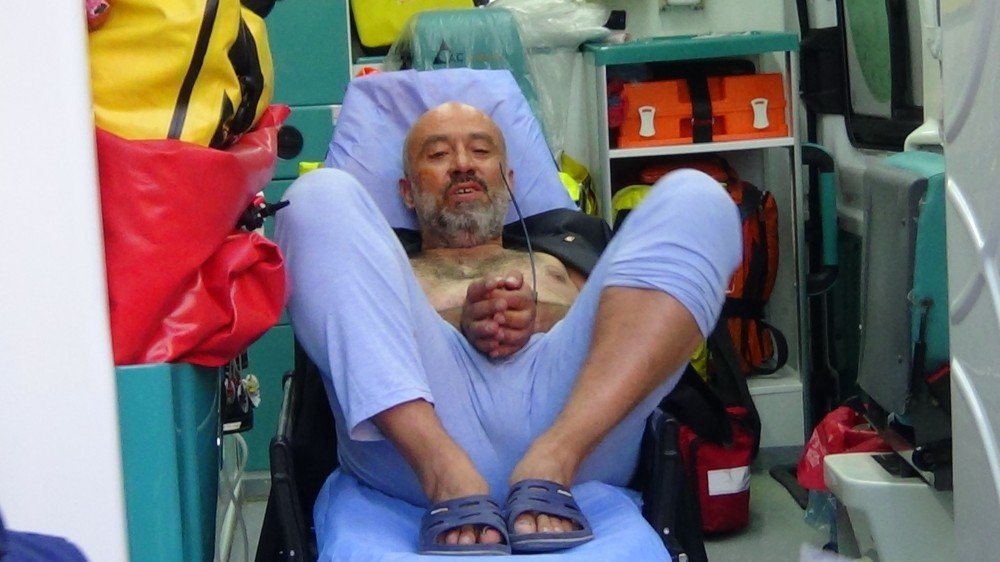 Psikiyatri kliniğinden kaçan adam, elindeki bıçakla dehşet saçtı