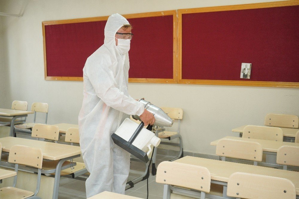 Ayvalık virüse direniyor: Okullarda düzenli dezenfeksiyon hizmeti