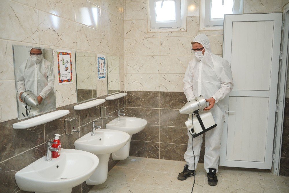 Ayvalık virüse direniyor: Okullarda düzenli dezenfeksiyon hizmeti