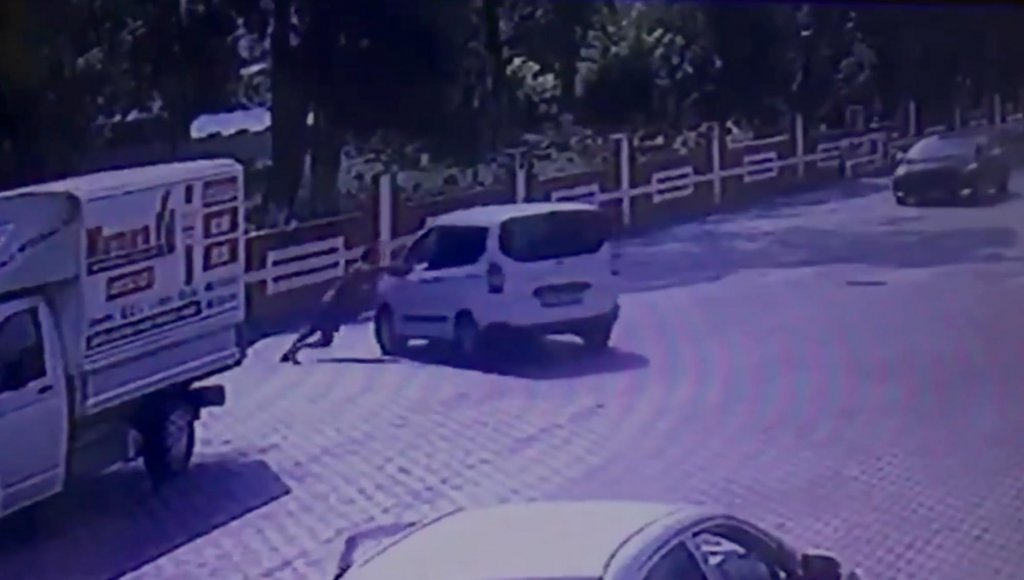 Hareket eden araç duvara çarpmasın diye önüne atladı