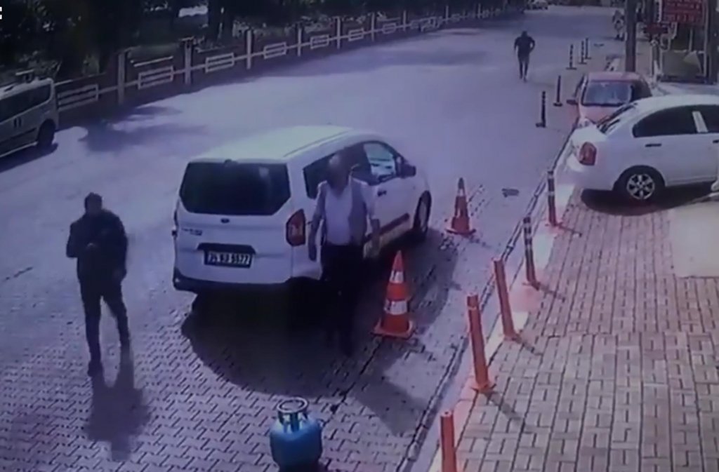 Hareket eden araç duvara çarpmasın diye önüne atladı