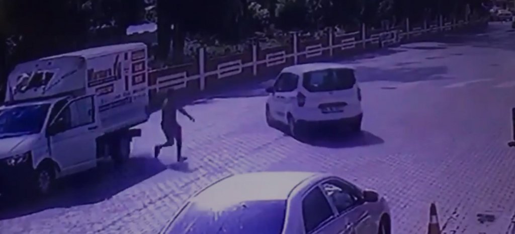 Hareket eden araç duvara çarpmasın diye önüne atladı