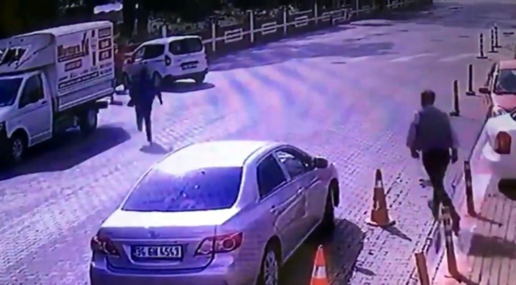 Hareket eden araç duvara çarpmasın diye önüne atladı