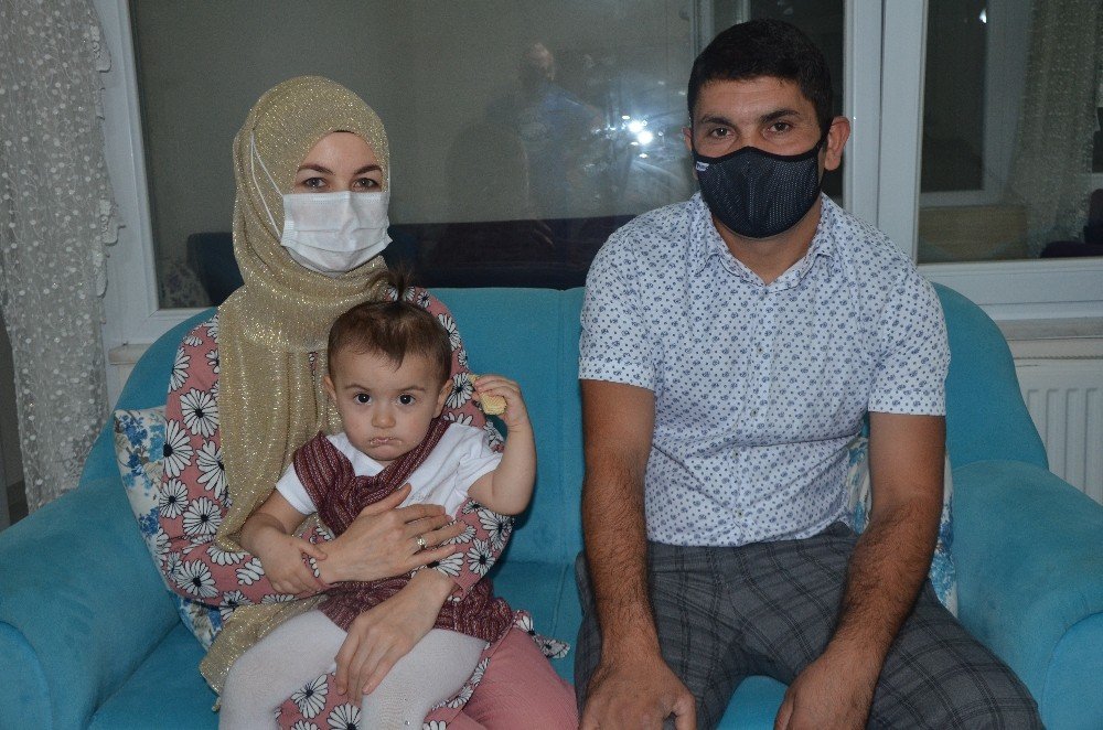 Koronavirüs nedeniyle camın arkasından görüşen baba-kız kavuştu 