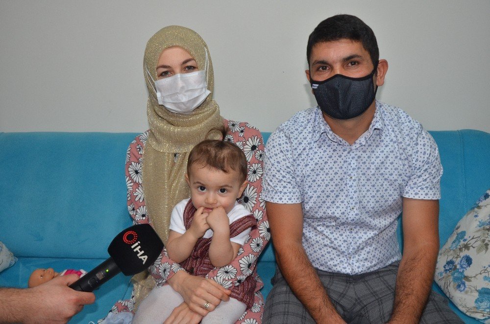 Koronavirüs nedeniyle camın arkasından görüşen baba-kız kavuştu 