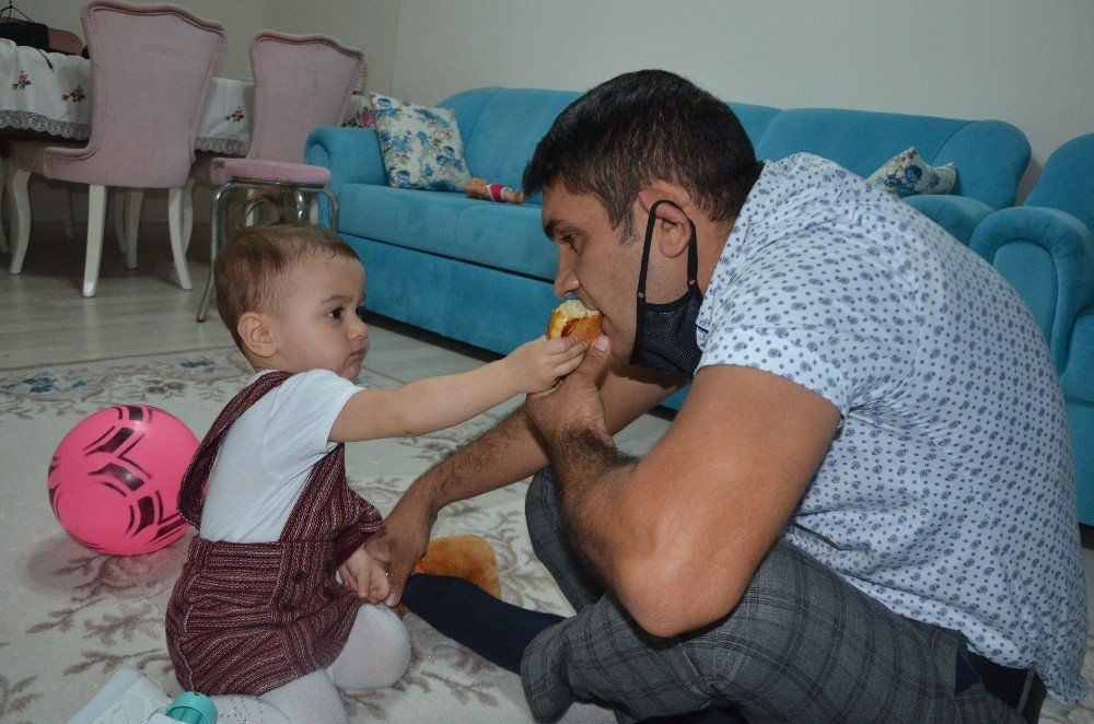 Koronavirüs nedeniyle camın arkasından görüşen baba-kız kavuştu 