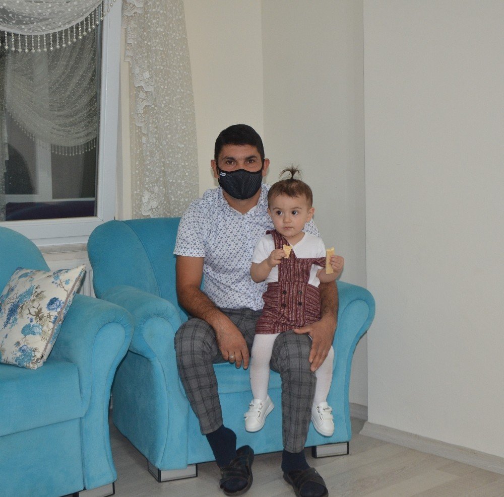 Koronavirüs nedeniyle camın arkasından görüşen baba-kız kavuştu 