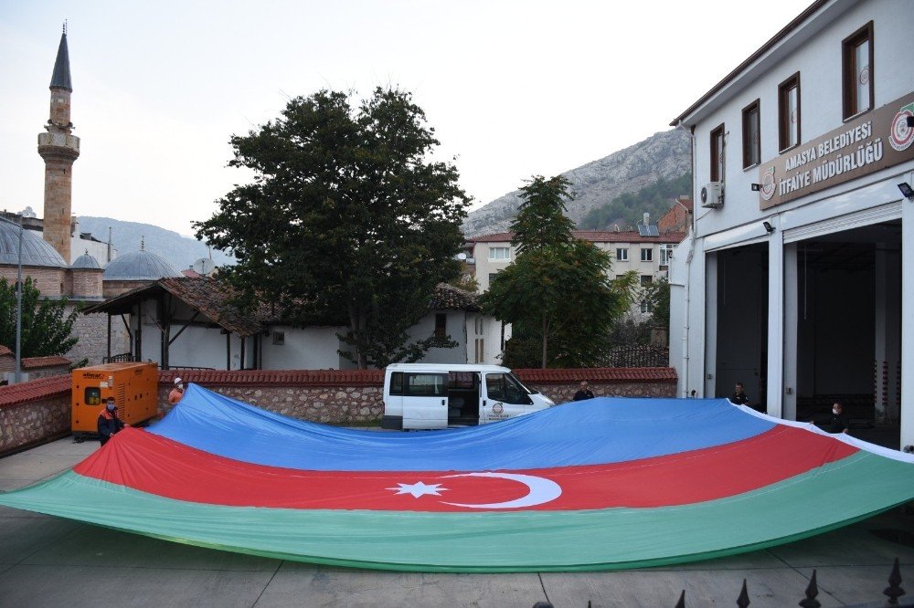 Amasya'dan kardeş ülkeye dev bayraklı destek 