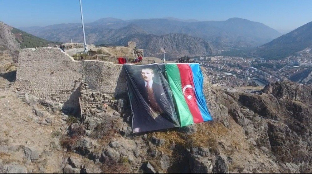 Amasya'dan kardeş ülkeye dev bayraklı destek 