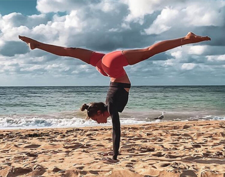 Yoga eğitmenliği yapan Zeynep Tokuş'tan zor hareket!
