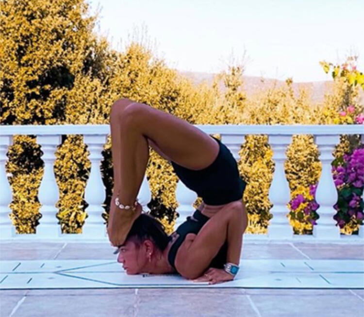 Yoga eğitmenliği yapan Zeynep Tokuş'tan zor hareket!