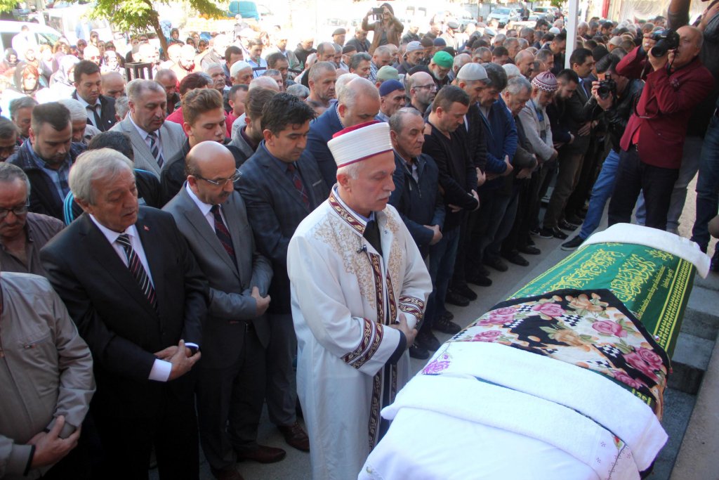 Annesini 9 yerinden bıçaklayan sanığa tahrik indirimi