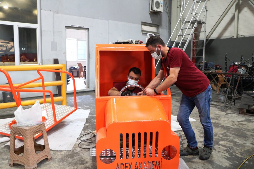 Emniyet kemerinin önemini anlatmak için sürücülere çarpışma simülatörü!