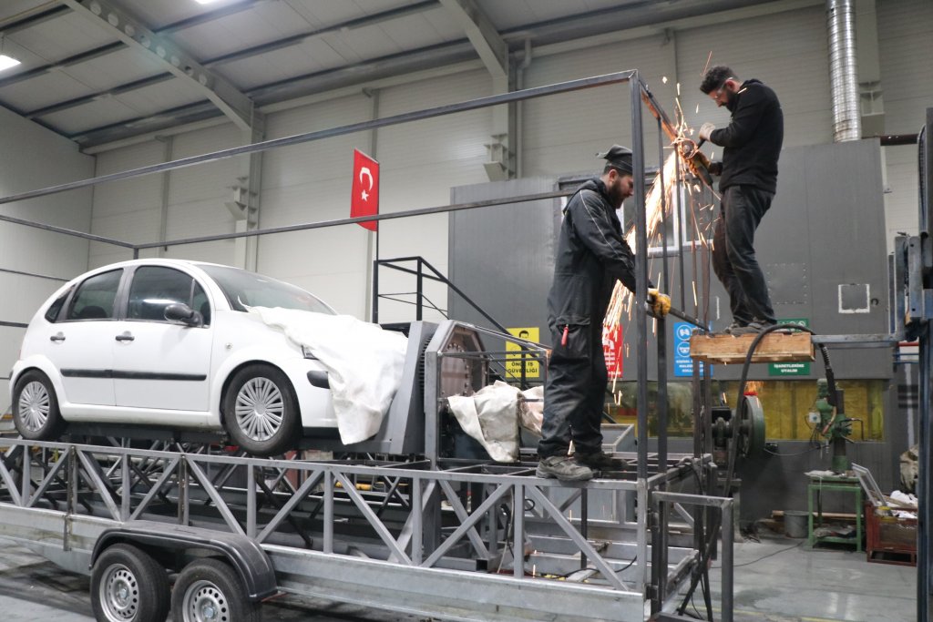 Emniyet kemerinin önemini anlatmak için sürücülere çarpışma simülatörü!