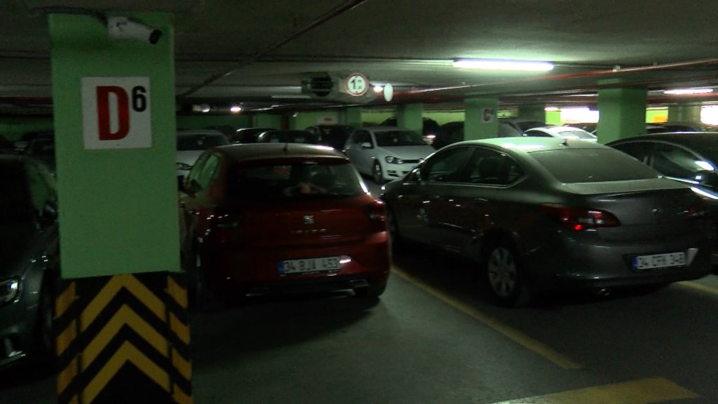 Dolu yağışı merkezi noktalardaki otoparkları doldurdu