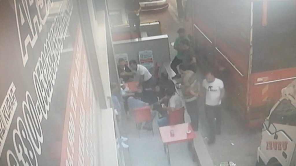 Esenyurt'ta pazarcılar arasında levyeli yer kavgası