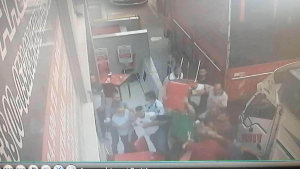 Esenyurt'ta pazarcılar arasında levyeli yer kavgası