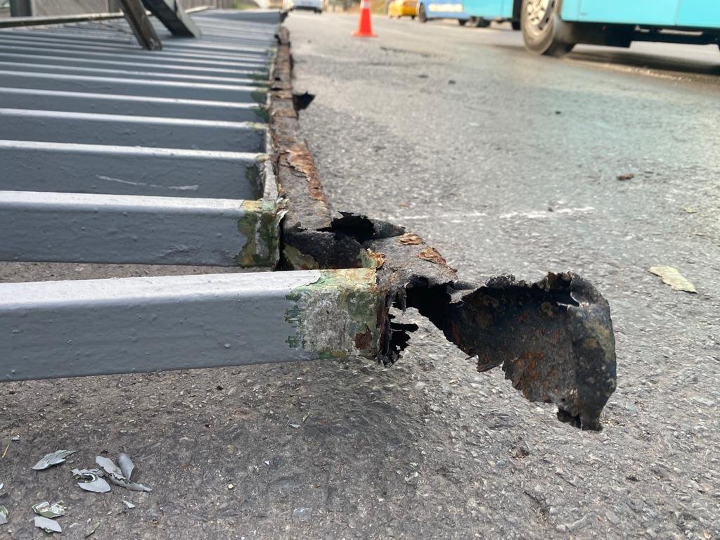 Kartal'da üst geçidin korkulukları, seyir halindeki araçların üzerine düştü